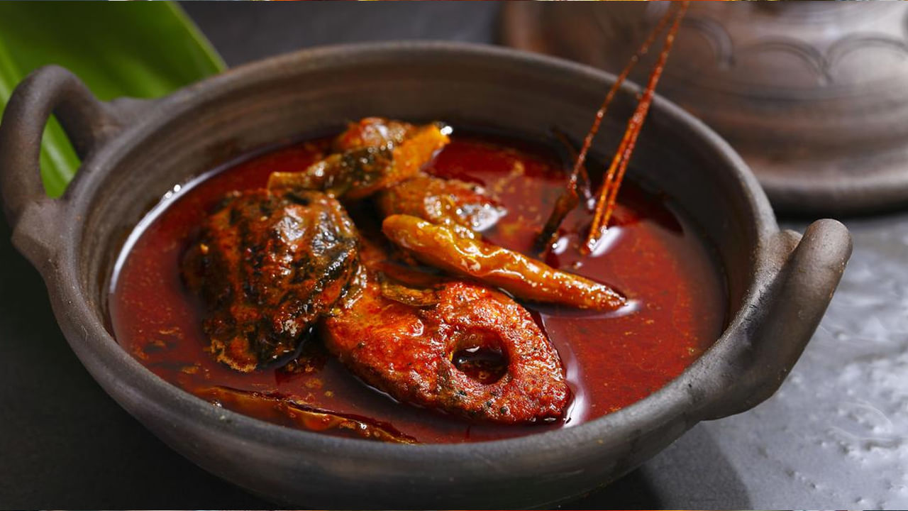 అయితే చేపల కూరను స్టోర్ చేసుకొని తినే క్రమంలో తప్పక కొన్ని నియమాలు పాటించాలని చెబుతున్నారు ఆరోగ్య నిపుణులు. అవి ఏవి అంటే? చేపలకర్రీని వేడి చేసి తిన్న ప్రతి సారి కొన్నిసార్లు ఫుడ్ పాయిజనింగ్ అయ్యే ఛాన్స్ ఉంటుందంట. అందుకే దాని రంగు, రుచిని పసిగట్టి, ఫిష్ కర్రీని తినాలని సూచిస్తున్నారు నిపుణులు. (నోట్ : ఇది కేవలం ఇంటర్నెట్ ఆధారంగా ఇచ్చిన సమాచారం మాత్రమే, టీవీ9 తెలుగు దీనిని ధృవీకరించలేదు)