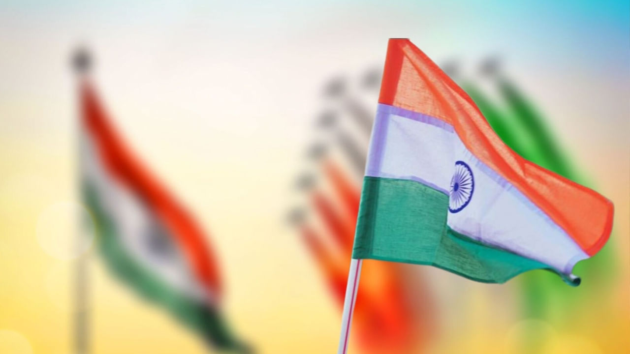 అలాంటి మువ్వన్నెల జెండాను మన తెలుగువారు పింగళి వెంకయ్య రూపొందించటం మనకు గర్వకారణం. 1916లో లక్నోలో జరిగిన అఖిల భారత జాతీయ కాంగ్రెస్ సమావేశంలో వెంకయ్య తయారు చేసిన జాతీయ జెండాను తొలిసారి ఎగురవేత.