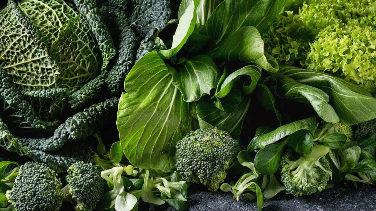 పాలకూర, ఆకుకూరలు : పాలకూర ఆరోగ్యానికి చాలా మంచిది. కానీ దీనిని ఒకసారి ఉడికించిన తర్వాత మళ్లీ మళ్లీ వేడి చేయడం అస్సలే మంచిది కాదంట.ఎందుకంటే? దీని ద్వారా సహజంగా లభించే నైట్రేట్లు, నైట్రోసమైన్‌లుగా మారి క్యాన్సర్ ప్రమాదాన్ని పెంచుతాయంట. అందుకే ఎట్టి పరిస్థితుల్లో పాలకూర, ఇతర ఆకుకూరలను కూడా పదే పదే వేడి చేసి తినకూడదంట.