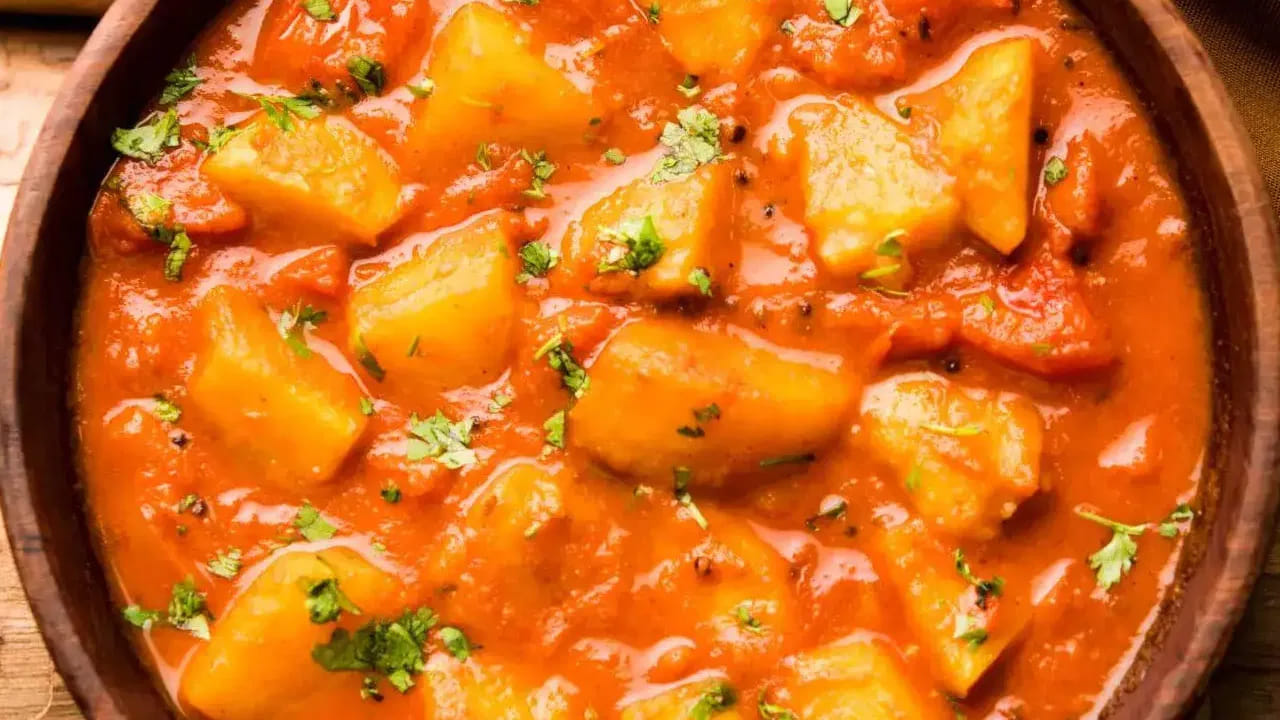 బంగాళాదుంపల కర్రీని కూడా మళ్లీ మళ్లీ వేడి చేసి తినడం మంచిది కాదంట. దీనిని పదే పదే వేడి చేయడం వలన హానిరమైన బ్యాక్టీరియా ఏర్పడుతుందంట. అలాగే ఇది పిండి పదార్థంగా కూడా మారే ఛాన్స్ ఉంటుందంట. దీని వలన జీర్ణసమస్యలు తలెత్తే అవకాశం ఎక్కువగా ఉందంట. ఇక బంగాళదుంప కర్రీని పదే పదే వేడి చేసి తినడం వలన కడుపు నొప్పి వంటి సమస్యలు తలెత్తుతాయంట.