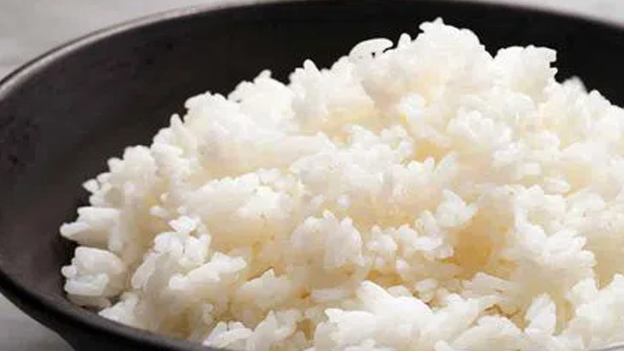 రైస్ : అన్నాన్ని వండి తిన్న తర్వాత మళ్లీ వేడి చేసి తినడం ఆరోగ్యానికి అస్సలే మంచిదికాదంట. దీని వలన చెడు బ్యాక్టీరియా అభివృద్ధి చెందుతుందంట. ముఖ్యంగా అన్నాన్ని పదే పదే వేడి చేసి తినడం వలన జీర్ణసమస్యలు, కడుపునొప్పి వంటివి ఎదురయ్యే ప్రమాదం ఉందని చెబుతున్నారు ఆరోగ్య నిపుణులు.