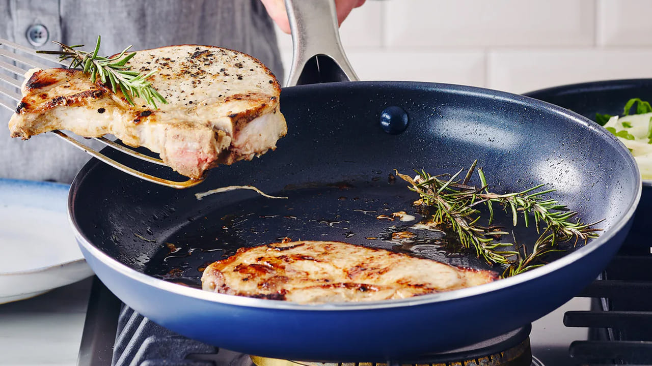 నాన్ స్టిక్ వంటసామాను వేడెక్కినప్పుడు విషపూరిత వాయువును విడుదల చేస్తుంది. ఈ విడుదలైన టెఫ్లాన్ వాయువు టెఫ్లాన్ జ్వరానికి కారణమవుతుందని నిపుణులు చెబుతున్నారు. టెఫ్లాన్ జ్వరం లక్షణాలు జ్వరం, దగ్గు, తలనొప్పి, శ్వాస ఆడకపోవడం, తల తిరగడం, అలసట, వాంతులు, గొంతు నొప్పి, కీళ్ల నొప్పులు, కండరాల నొప్పి వంటివి తలెత్తుతాయి.