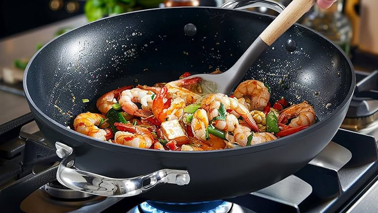 టెఫ్లాన్ అనేది పాలీటెట్రాఫ్లోరోఎథిలిన్ అని పిలువబడే కార్బన్, ఫ్లోరిన్ల సింథటిక్ సమ్మేళనం. ఇది వంటలకు నాన్-స్టిక్ ఉపరితలం ఇస్తుంది. టెఫ్లాన్ అనే పదార్థంతో పూసిన నాన్స్టిక్ ప్యాన్లను సాధారణంగా ఉపయోగించడం సురక్షితమని నిపుణులు చెబుతారు.