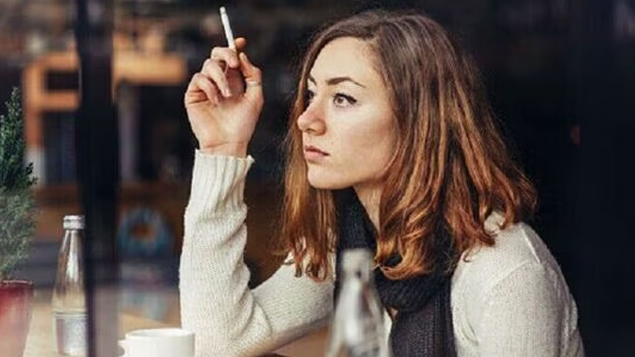 మధ్యపానం, ధూమపానం ఆరోగ్యానికి హానికరం. దీని వలన అనేక సమస్యలు ఎదురవుతాయని చెబుతున్నారు వైద్య నిపుణులు. అయితే కొంత మంది టీ తాగుతూ స్మోకింగ్ చేయడం, మరికొంత మంది తిన్న తర్వాత స్మోకింగ్ చేయడం చేస్తుంటారు. కానీ ఇది శరీరంపై చాలా నెగిటివ్ ప్రభావం చూపిస్తుందంట. అందుకే తిన్న వెంటనే స్మోకింగ్ చేయడం మంచిది కాదు, ఇది జీవక్రియపై ప్రతి కూల ప్రభావం చూపుతుందని చెబుతున్నారు ఆరోగ్య నిపుణులు.