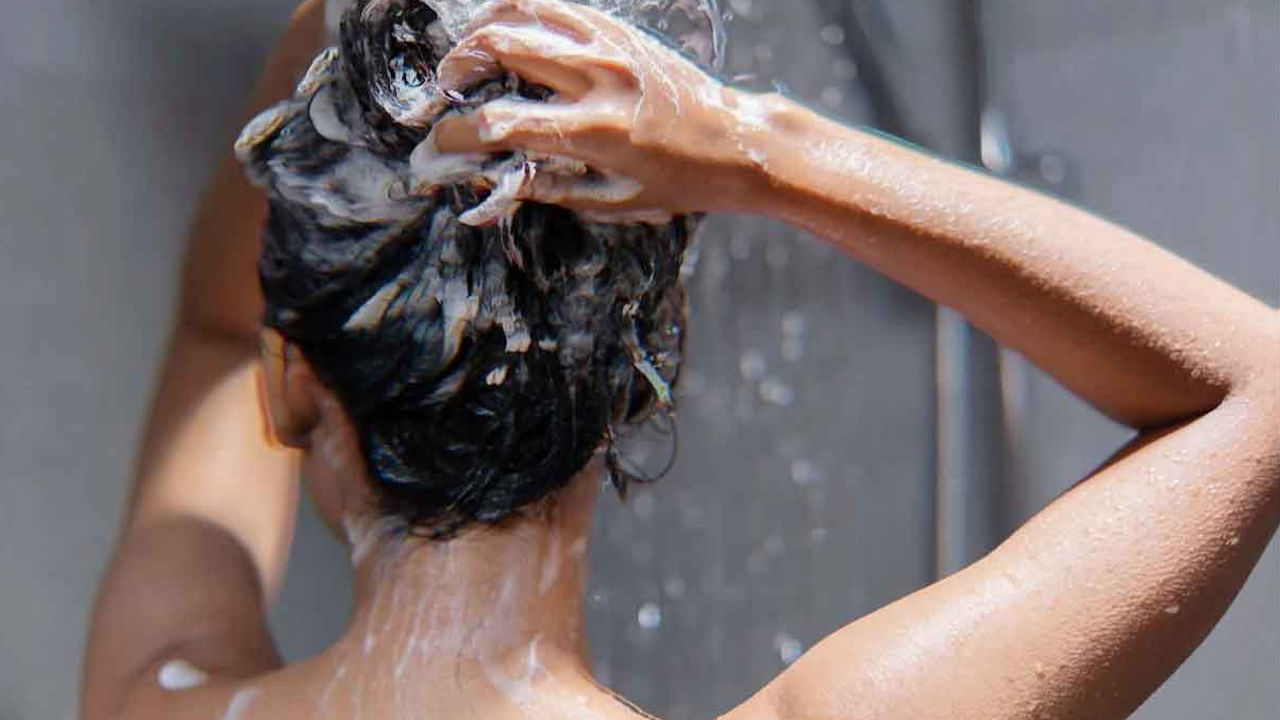 ఇంకొంత మంది భోజనం చేసిన వెంటనే తల స్నానం చేస్తుంటారు. కానీ ఇది కూడా మంచిది కాదు అని చెబుతున్నారు ఆరోగ్య నిపుణులు.  భోజనం చేసిన వెంటనే స్నానం చేయడం వలన ఇది జీర్ణక్రియపై చాలా నెగిటివ్ ప్రభావాన్ని చూపిస్తుందంట. దీని వలన కడుపు ఉబ్బరం వంటి జీర్ణసమస్యలు తలెత్తే ప్రమాదం ఉందని చెబుతున్నారు వైద్యులు.