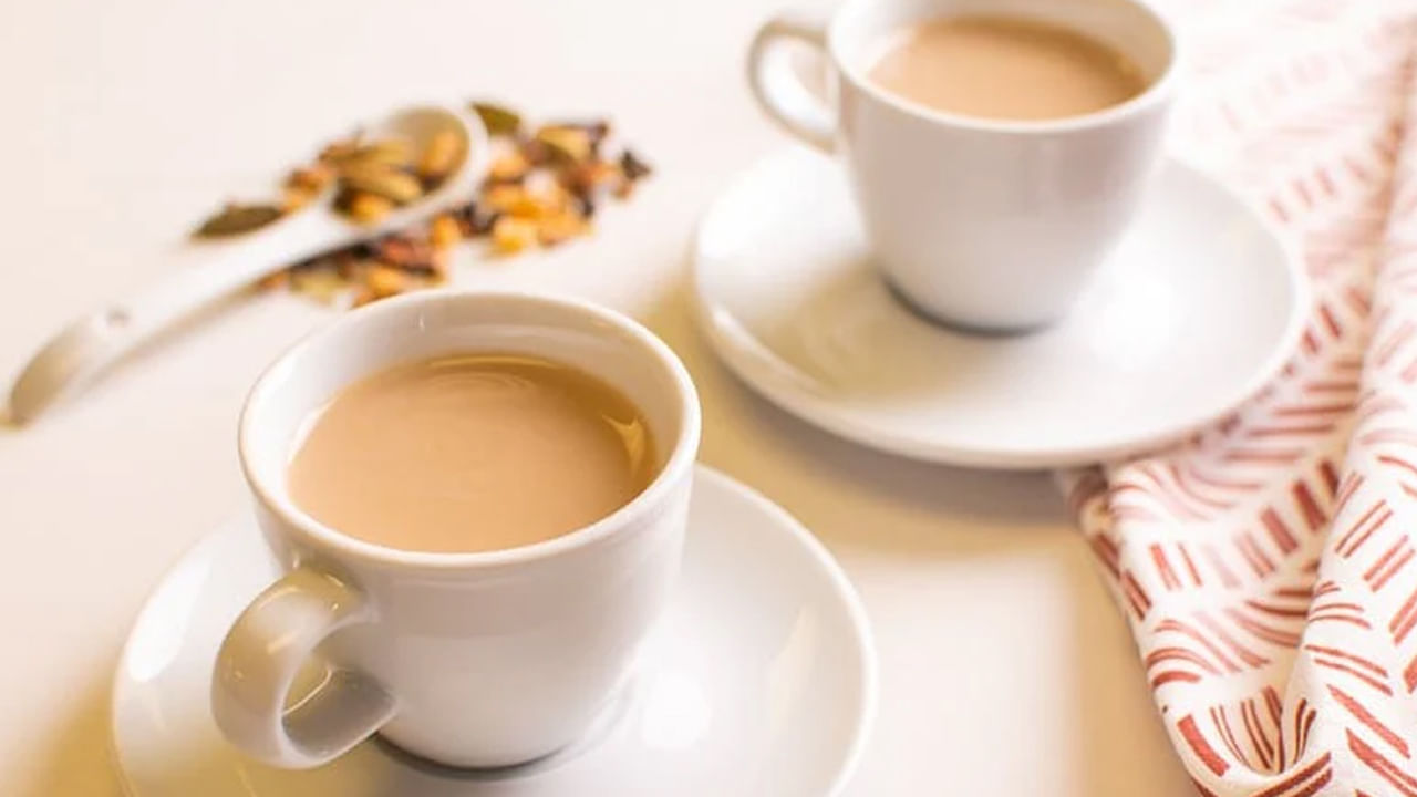 ఆరోగ్యం బాగుండాలి అంటే తప్పకుండా ఆహారం తీసుకున్న తర్వాత అస్సలే కొన్నిరకాల ఫుడ్ తీసుకోకూడదంట. అందులో మొదటిది, టీ. చాలా మంది భోజనం చేసిన వెంటనే టీ తాగుతుంటారు. కానీ ఇది మంచి అలవాటు కాదని చెబుతున్నారు వైద్యులు. భోజనం చేసిన వెంటనే టీ తాగడం వలన ఇది శరీరం ఐరన్ గ్రహించకుండా నిరోధిస్తుందంట. దీని వలన పోషకాహార లోపం, రక్తహీనత వంటి సమస్యలు తలెత్తుతాయని చెబుతున్నారు నిపుణులు.