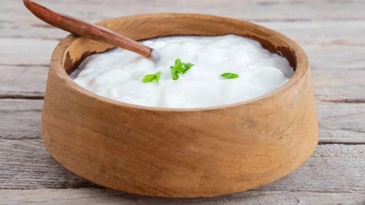 ఆయుర్వేదం ప్రకారం.. పాలు, పెరుగును ఎప్పుడూ కలిపి తీసుకోకూడదు. పెరుగును పాలతో కలిపి తినడం లేదా పాలు తర్వాత పెరుగు తినడం రెండూ ఆరోగ్యానికి హానికరం. ఇది కడుపు సమస్యలను కూడా కలిగిస్తుంది.