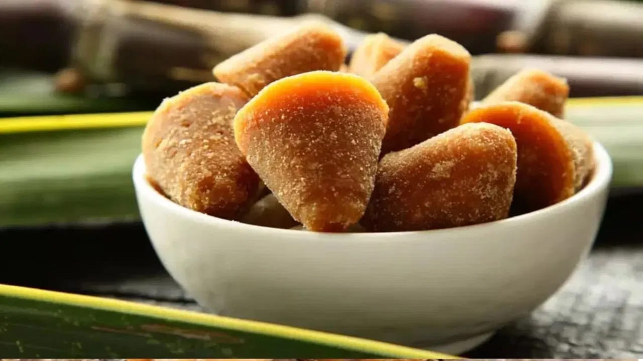 చాలా మంది సాధారణంగా పాలలో చక్కెరకు బదులుగా బెల్లం కలుపుతారు. ఇది ఆరోగ్యకరమైన ఎంపిక. కానీ ఆయుర్వేదం పాలతో బెల్లం తీసుకోవడం కడుపుకు హానికరం అని తలపెడుతుంది. ఇది కడుపు రుగ్మతలకు కారణమవుతుంది.