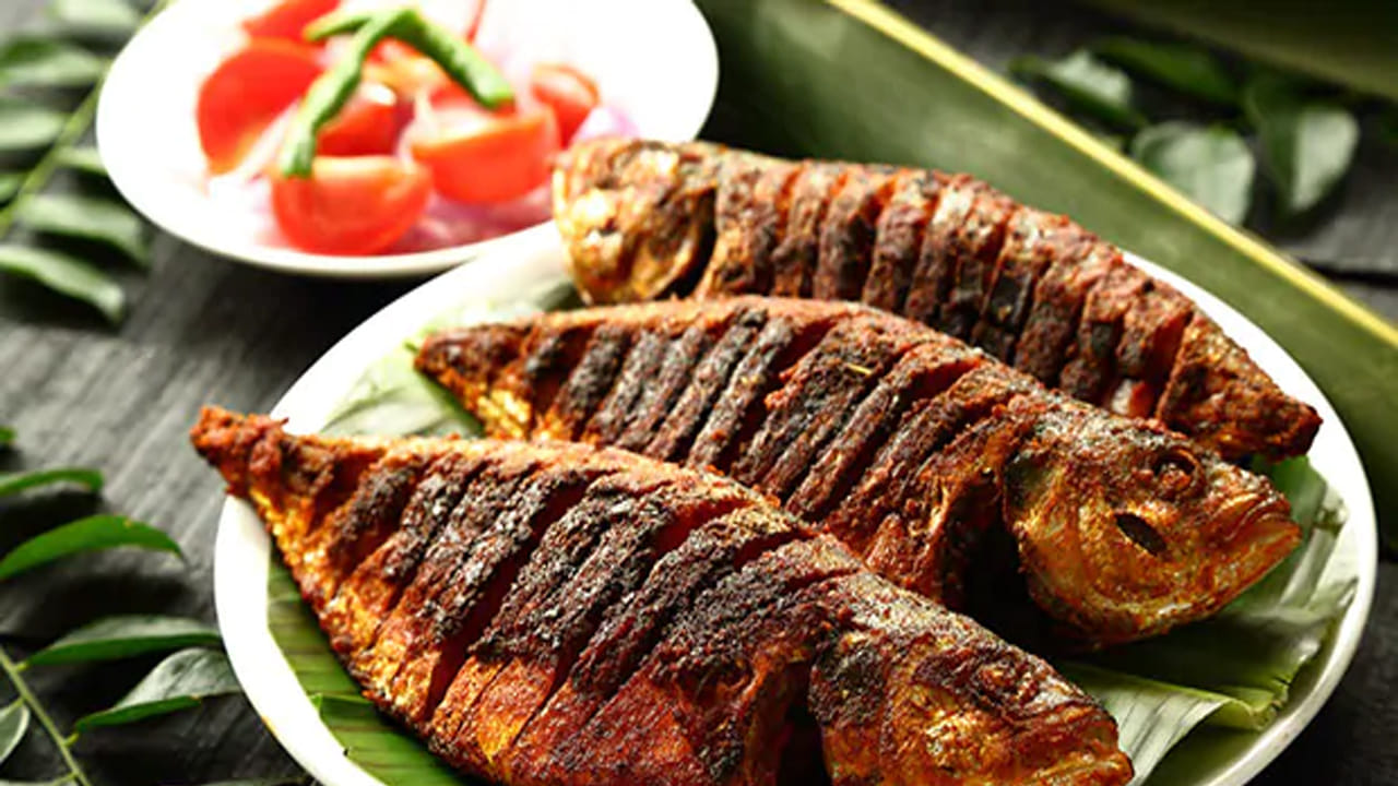 చేపలు ఆరోగ్యానికి చాలా ప్రయోజనకరంగా ఉంటాయి. కానీ పాలు, చేపలను ఎప్పుడూ కలిపి తినకూడదు. ఇది ఫుడ్ పాయిజనింగ్, కడుపు నొప్పి వంటి జీర్ణ సమస్యలను కలిగిస్తుంది.