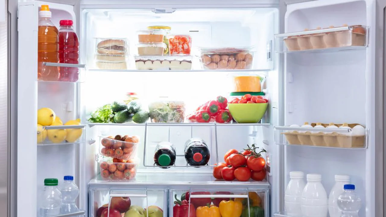 ఆహార పదార్థాల అధిక నిల్వ: కొంతమందికి మిగిలిపోయిన ఆహార పదార్థాలన్నింటినీ ఫ్రిజ్‌లో ఉంచే అలవాటు ఉంటుంది. ఫ్రిజ్‌ సజావుగా పని చేయడానికి, వేడెక్కకుండా నిరోధించడానికి ఫ్రిజ్‌ లోపల కొంత స్థలాన్ని ఉంచడం చాలా ముఖ్యం. ఫ్రిజ్‌లో ఓవర్‌లోడ్‌ ఉంటే, యంత్రం పనితీరు తగ్గే అవకాశం ఉంది.