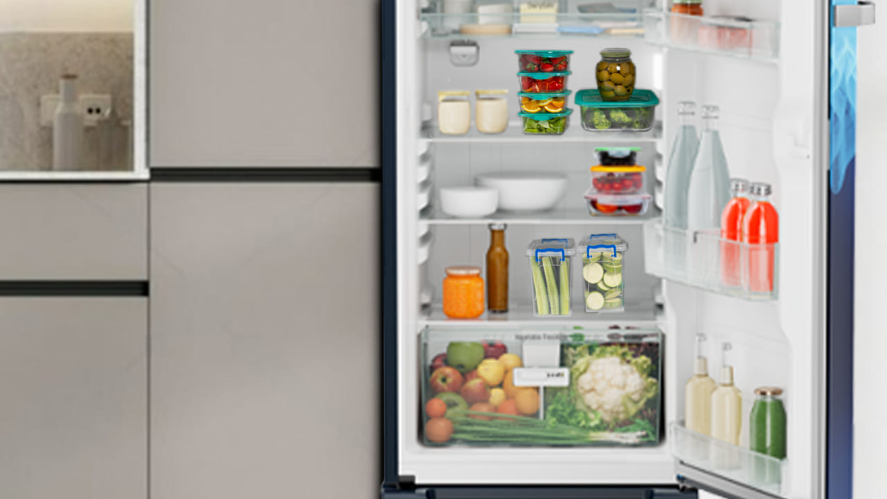 ఫ్రిజ్లోని కాయిల్పై శ్రద్ధ చూపకపోవడం: ఫ్రిజ్ వెనుక లేదా దిగువన ఉన్న కాయిల్స్పై శ్రద్ధ చూపకపోవడం వల్ల కూడా ఫ్రిజ్ కూలింగ్ కోసం ఈ కాయిల్ తప్పనిసరి. కానీ కాయిల్ చుట్టూ దుమ్మూధూళి ఉంటే, అది వేడిని విడుదల చేయడానికి చాలా కష్టపడాల్సి వస్తుంది. ఇది ఫ్రిజ్పై అదనపు ఒత్తిడిని కలిగిస్తుంది. అందుకే ఫ్రిజ్ను ఎప్పటికప్పుడు శుభ్రం చేసుకుంటూ ఉండాలి. కాబట్టి రిఫ్రిజిరేటర్ కాయిల్లో నిండిన మురికిని బ్రష్తో శుభ్రం చేయడం మర్చిపోకూడదు.