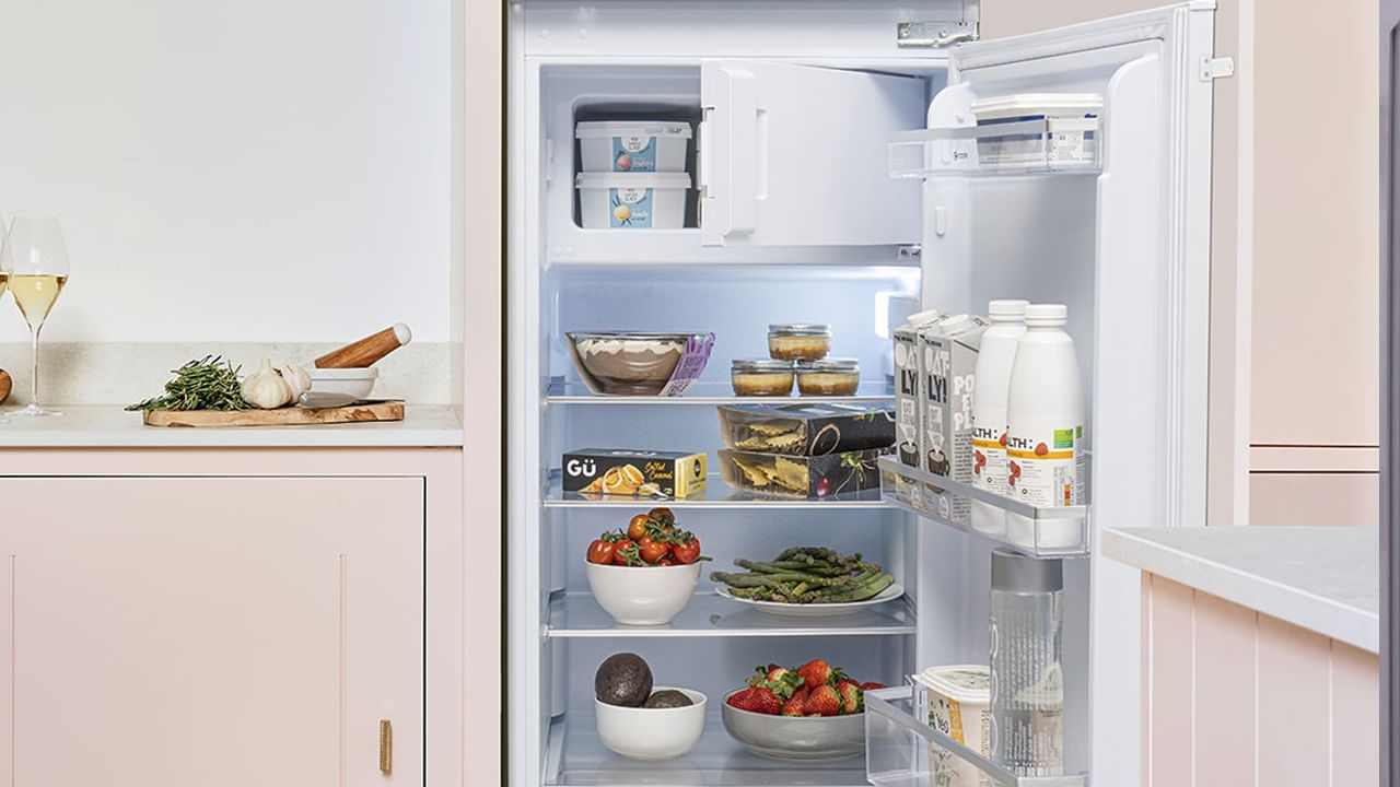 ఫ్రిజ్ను మూసి ఉన్న గదిలో ఉంచకూడదు: ఫ్రిజ్ను చల్లగా ఉంచడానికి గాలి ప్రవాహం అవసరం. కానీ కొందరు ఫ్రిజ్ను మూసి ఉన్న గదిలో ఉంచుతారు. ఇది గాలి ప్రవాహాన్ని అడ్డుకుంటుంది. ఫలితంగా రిఫ్రిజిరేటర్ చాలా త్వరగా పాడైపోతుంది.