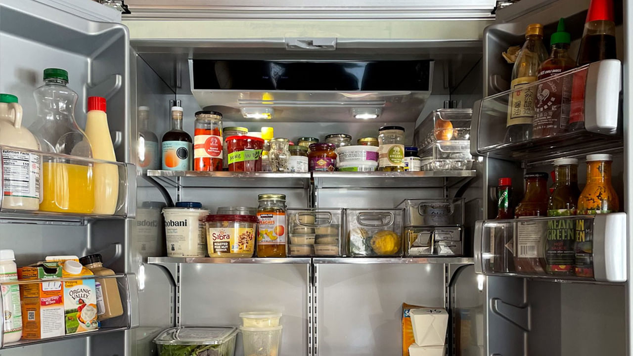 ఉష్ణోగ్రతలను సరిగ్గా మెయింటెన్ చేయలేకపోవడం: కొన్నిసార్లు మనం ఉంచిన పదార్థానికి అనుగుణంగా ఉష్ణోగ్రతను మరింత తగ్గిస్తాము. కానీ ఫ్రిజ్కి అనువైన ఉష్ణోగ్రత 3-5°C మధ్య ఉంటుంది. దీని కంటే తక్కువ ఉంటే ఫ్రిజ్పై ఎక్కువ ఒత్తిడి పడుతుంది. దీనివల్ల ఫ్రిజ్ చాలా త్వరగా పాడైపోతుంది.