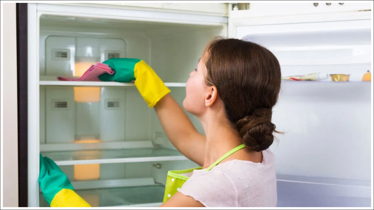 Fridge Tips: ఈ రోజుల్లో ఇళ్లలో వివిధ రకాల ఎలక్ట్రానిక్ వస్తువులను ఉపయోగిస్తున్నారు. వాటిలో ఒకటి ఫ్రిజ్. ఈ రోజుల్లో శాంసంగ్‌, ఎల్‌జీ వంటి కంపెనీల నుండి ఖరీదైన ఫ్రిజ్‌లు మార్కెట్లో అందుబాటులో ఉన్నాయి. వాటి మంచి లక్షణాల కారణంగా ప్రజలు మంచి ఫ్రిజ్‌లను కొనుగోలు చేస్తారు. అయితే, ఖరీదైనది లేదా చౌకైనది అయినా, ఎలక్ట్రానిక్ వస్తువులు కొంత సమయం తర్వాత చెడిపోవడం ప్రారంభిస్తాయి. కొన్నిసార్లు ఫ్రిజ్ చాలా చల్లగా మారడం ప్రారంభమవుతుంది. ఫ్రిజ్‌లో ఉంచిన వస్తువులపై ఐస్‌ ఏర్పడటం ప్రారంభమవుతుంది. అలాంటి పరిస్థితిలో ఏమి చేయాలి? ఫ్రిజ్ చాలా చల్లగా ఉండటం వల్ల అందులో ఉంచిన పండ్లు, కూరగాయలపై మంచు ఏర్పడుతుంది. అందుకే అలాంటి పరిస్థితిలో ఏమి చేయాలో తెలుసుకుందాం.