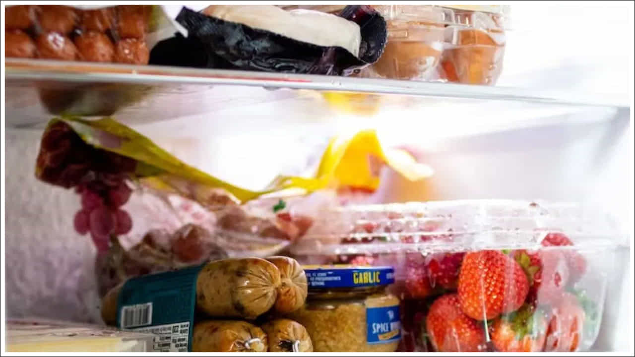 ఫ్రిజ్‌లో ఉంచిన వస్తువులలో కూడా ఐస్ ఏర్పడవచ్చు. మీ ఫ్రిజ్‌లో ఎక్కువ ఐస్ పడుతుంటే, అది అధిక తేమ వల్ల అని అర్థం చేసుకోండి. దీనితో పాటు, ఫ్రిజ్‌లో సరైన వెంటిలేషన్ లేకపోవడం కూడా మంచు ఏర్పడటానికి ఒక కారణం. ఫ్రిజ్ వెంటిలేషన్‌లో ఎటువంటి అడ్డంకులు ఉండకూడదు. దీనివల్ల ఫ్రిజ్‌లో ఐస్ ఏర్పడవచ్చు. అదే సమయంలో అధిక ఉష్ణోగ్రతల కారణంగా కూడా ఐస్ ఏర్పడుతుంది.