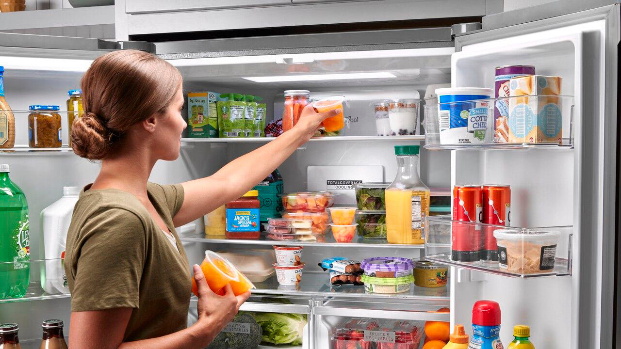 ఫ్రిజ్ డోర్ఫై శ్రద్ధ చూపకపోవడం: ఫ్రిజ్ డోర్ను సరిగ్గా మూసివేయకపోవడం కూడా పాడవడానికి ప్రధాన కారణం. చల్లని గాలి లోపలికి వెళ్లేందుకు తలుపు చుట్టూ రబ్బరు సీల్స్ ఉంటాయి. కానీ ఈ రబ్బరు సీల్ అరిగిపోయినప్పుడు శీతలీకరణ కూడా తగ్గుతుంది. దీనివల్ల ఫ్రిజ్పై ఒత్తిడి ఎక్కువై త్వరగా పాడవుతుంది. ఫ్రిజ్ డోర్ అధిక సమయం తెరిచి ఉంచినప్పుడు వెచ్చని గాలి లోపలికి వెళ్తుంది. ఇది ఆహారాన్ని చల్లగా ఉంచడానికి ఫ్రిజ్పై ఒత్తిడిని పెంచడం వల్ల ఫ్రిజ్ పనితీరు తగ్గుతుంది.