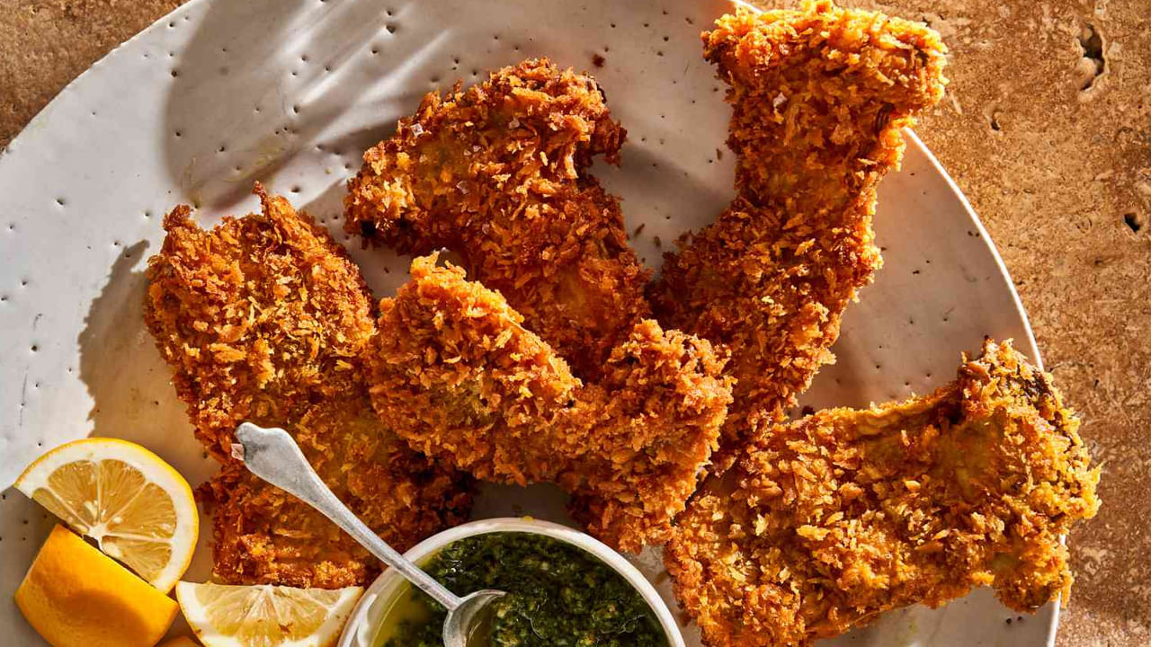 ఈ మధ్య కాలంలో వేయించిన ఆహారాలను ఎక్కువగా తీసుకుంటున్నారు. వేయించిన ఫుడ్స్‌లో పోషకాలు అనేవి ఎక్కువగా ఉండవు. వీటిని తినడం వల్ల సరైన పోషకాలు అందక జుట్టు తెల్లగా మారుతుంది. కాబట్టి వీటికి దూరంగా ఉండటం మంచిది.