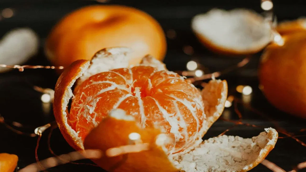 కివి పండు తొక్కలో చాలా యాంటీఆక్సిడెంట్లు ఉంటాయి. కివిలో ఫైబర్ కూడా పుష్కలంగా ఉంటుంది. ఇది శరీరాన్ని విష పదార్థాల నుంచి దూరంగా ఉంచడానికి సహాయపడుతుంది. బత్తాయి, కమలాపండ్లు తినడం వల్ల శరీరానికి వచ్చే వివిధ వ్యాధులను నివారించవచ్చని వైద్యులు అంటున్నారు. వీటి తొక్కలో ఫైబర్, విటమిన్ సి, యాంటీఆక్సిడెంట్లు ఉంటాయి. ఇవి జీర్ణక్రియను పెంచుతాయి. గుండెను రక్షిస్తాయి.