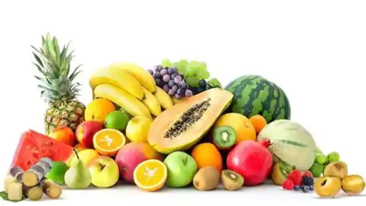 శరీర pH మార్పులు : పండ్లు తిన్న తర్వాత నీరు తాగడం వల్ల శరీరంలో నీటి శాతం పెరుగుతుంది. దీనివల్ల శరీర pH స్థాయిలు తగ్గుతాయి. కొన్ని పండ్లలో నీటి శాతం ఎక్కువగా ఉంటుంది. అటువంటి పండ్లను తిన్న తర్వాత నీరు తాగితే, నీటి శాతం మరింత పెరిగి కొందరిలో వాంతులు అయ్యే అవకాశం కూడా ఉంటుంది.