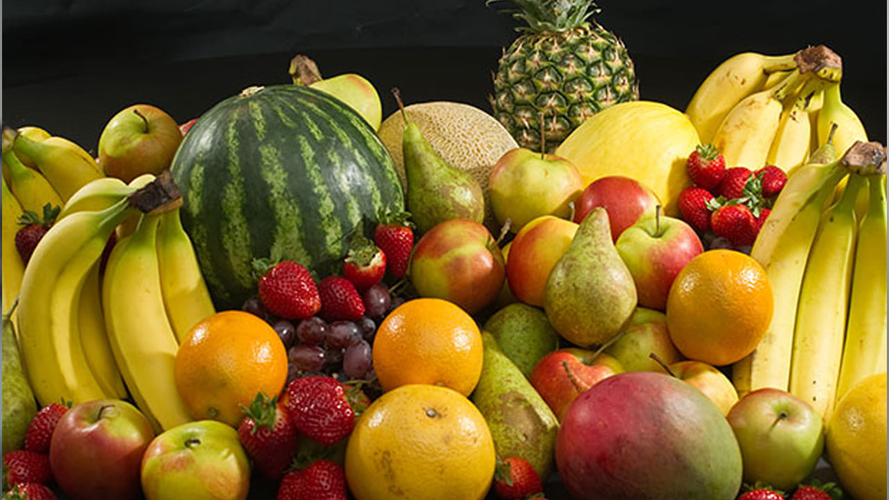 ఆహారంలో పండ్లు, కూరగాయలను కచ్చితంగా భాగం చేసుకోవాలి. ఇలాంటి ఫుడ్ను నిత్యం తీసుకుంటే జీర్ణ సంబంధిత సమస్యలు దరిచేరవు. కడుపు నిత్యం లైట్గా ఉంటుంది. త్వరగా జీర్ణమై కడుపు ఉబ్బరం వంటి సమస్య దరిచేరదు. ఇక జీర్ణవ్యవస్థ మెరుగుపడి, గ్యాస్ సమస్యలు తగ్గాలంటే క్రమంతప్పకుండా వ్యాయామం చేయాలని నిపునులు చెబుతున్నారు. వ్యాయామంతో శరీరం ఫిట్గా ఉండడమే కాకుండా, జీర్ణ సమస్యలు కూడా దరచేరవు.