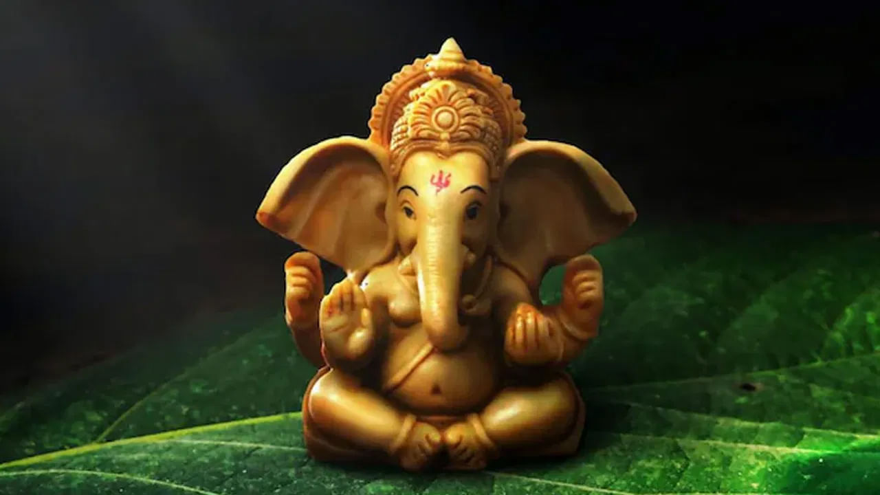 కుడుములు: గణేశుడి నైవేద్యం పెట్టె ఆహార పదార్ధాలలో తప్పనిసరిగా మోదకం అంటే కుడుములు ఉండాలి. పార్వతిదేవి తన బుజ్జి గణపయ్యకు రుచికరమైన కుడుములు తినిపించిందని హిందువులు నమ్ముతారు. అప్పటి నుండి కుడుములు వినాయకుడికి ఇష్టమైన ఆహారంగా పరిగణించబడుతుంది. అందుకే గణేశ పూజలో తప్పనిసరిగా కుడుములు నైవేద్యంగా పెడతారు.