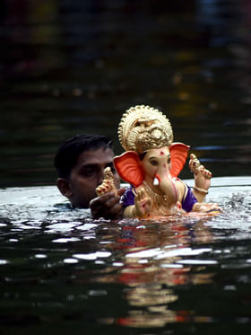 గణపతి నిమజ్జనం చేస్తున్నారా.? పొరపాటున కూడా ఈ తప్పులు చెయ్యొద్దు..