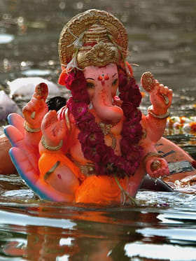 గణపతి నిమజ్జనం ఇలా చేస్తే.. మీ ఇంట అదృష్ట తాండవం పక్కా..