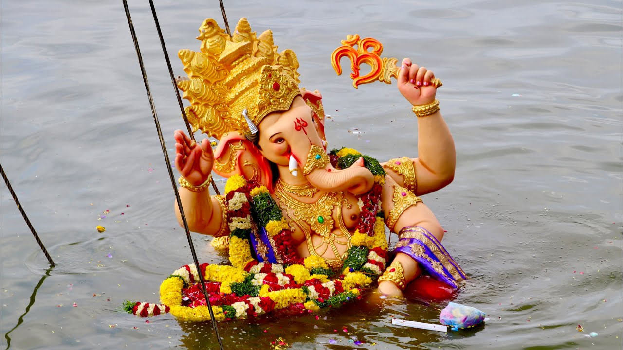 ఈ రోజునే గణపతి నవరాత్రి ఉత్సవాలు ముగించుకొని గంగమ్మ ఒడిలో చేరుతాడు. అనంత చతుర్దశి నాడు గణేష్ నిమజ్జం మనకు జీవిత సత్యాలను, నమ్మకాన్ని బోధిస్తుంది. అవి అంతర్గత బలాన్ని ప్రేరేపిస్తాయివిశ్వాసం, ధైర్యం, రక్షణతో కొత్త ప్రయాణాలను ప్రారంభించడానికి సహాయపడుతుంది. ఇది జనన-మరణలు, ప్రారంభ-ముగింపులు రెండింటినీ సూచిస్తుంది. కొత్తగా ప్రారంభలకు పవిత్రమైన రోజు ఇది.