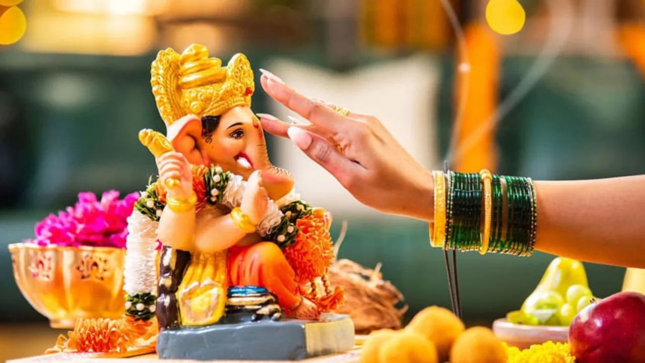 భంగిమను జాగ్రత్తగా చూసుకోండి: వాస్తు శాస్త్రం ప్రకారం కూర్చున్న భంగిమలో లేదా లలితాసనంలో ఉన్న విగ్రహాన్ని కొనుగోలు చేయడం మంచిది. ఈ భంగిమ విశ్రాంతి, శాంతిని అందిస్తుంది. ఇంటిని మరింత ప్రశాంతంగా మార్చడంలో సహాయపడుతుంది.