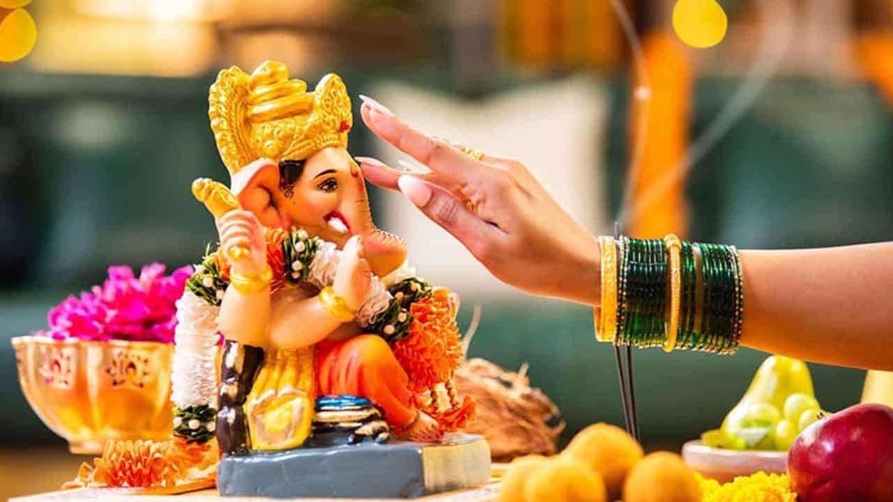 ఇంట్లో ఎడమ వైపు తొండం తిరిగి ఉన్న వినాయకుడి విగ్రహాన్ని ప్రతిష్టించడం ప్రయోజనకరంగా పరిగణించబడుతుంది. ఇంట్లో వినాయకుడి విగ్రహాన్ని ఉంచాలనుకుంటే విగ్రహం ఎత్తు 6 అంగుళాల కంటే ఎక్కువ ఉండకూడదు.