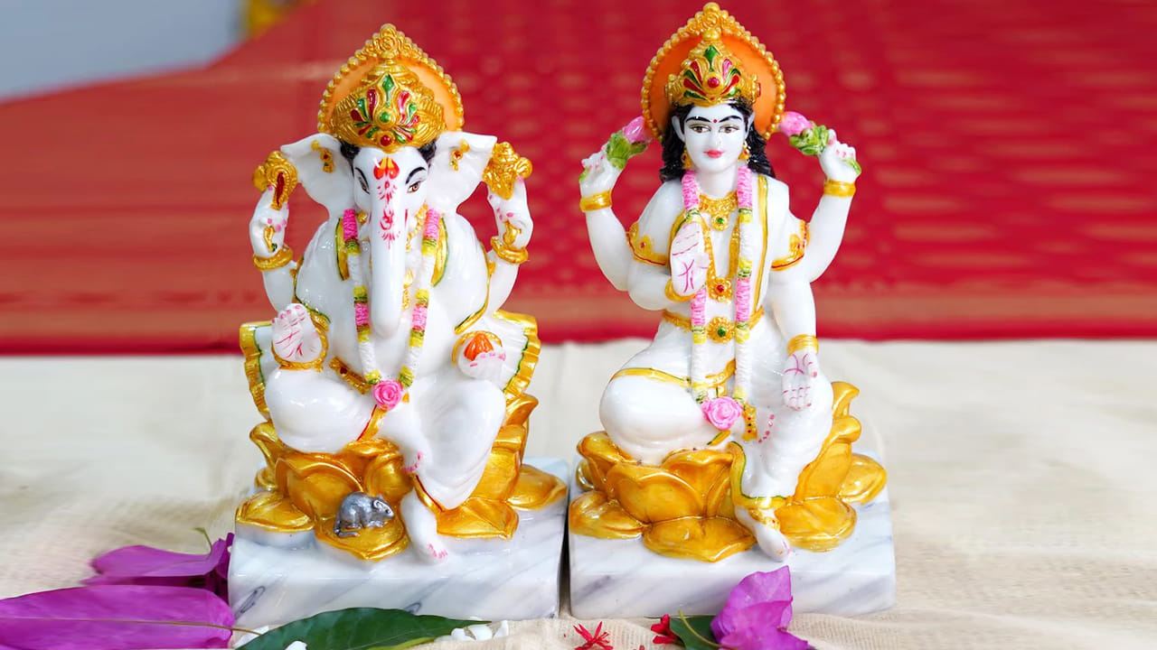 హిందూ మత విశ్వాసంలో గణేశుడు జ్ఞానానికి అధినేత. లక్ష్మీదేవి సంపద, శ్రేయస్సుకు అధి దేవతగా పరిగణించబడుతుంది. కనుక పూజ గదిలో ఇద్దరినీ కలిపి ఉంచాలి. దీపావళి, అక్షయ తృతీయ వంటి ప్రత్యేక శుభ సందర్భాలలో ఇద్దరు దేవతలను కలిసి పూజిస్తారు.