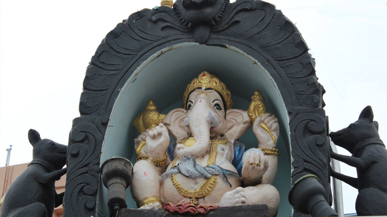 కలమస్సేరి మహాగణపతి దేవాలయం, కేరళ: కేరళలోని ఈ ఆలయం దక్షిణ భారతదేశంలో గణపతి ఆరాధనకు ప్రధాన కేంద్రం. గణేష్ చతుర్థి నాడు ఇక్కడ ప్రత్యేక పూజలు, నృత్యం, భక్తి సంగీతం నిర్వహిస్తారు.
 