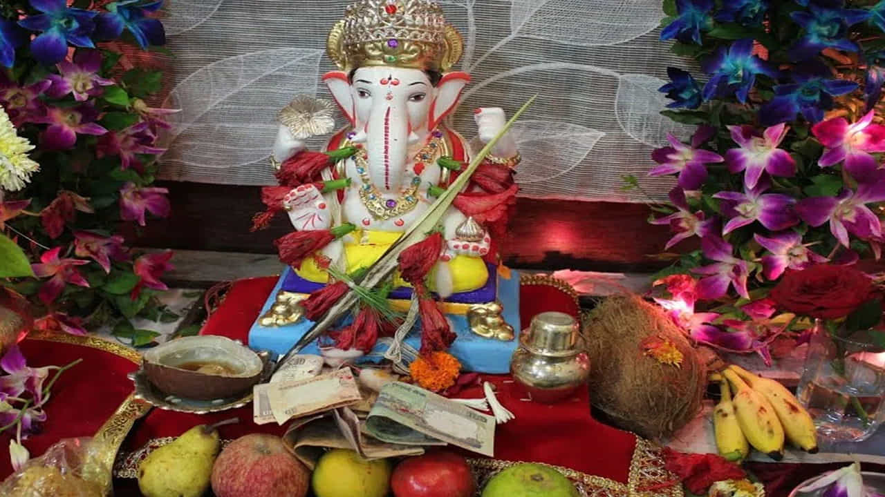 గణపతి నవరాత్రుల సందర్భంగా దేశంలోని అత్యంత ప్రసిద్ధ గణపతి దేవాలయాలను సందర్శించడం ఒక మంచి అనుభూతిని ఇస్తుంది. ఇక్కడ ఉన్న కొన్ని దేవాలయాలు ఆధ్యాత్మిక పరమైన అనుభవాన్ని అందించడమే కాదు భారతదేశంలోని విభిన్న సంస్కృతి, సంప్రదాయాలను కూడా చూడవచ్చు. సిద్ధివినాయకుడిని సందర్శించినా లేదా అష్టవినాయకుడికి ప్రదక్షిణ చేసినా.. బప్పా ఆశీస్సులు ప్రతిచోటా భిన్నమైన అనుభవాన్ని ఇస్తాయి. వినాయక చవితి సందర్భంగా భక్తులు భారీగా  చేరుకునే భారతదేశంలోని ప్రధాన గణపతి దేవాలయాల గురించి ఈరోజు తెలుసుకుందాం.. 
 