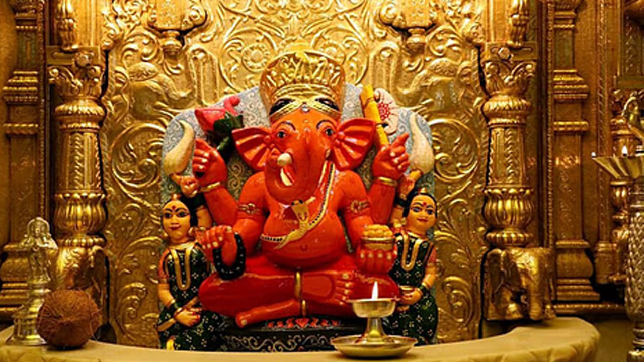 సిద్ధివినాయక ఆలయం, ముంబై: దేశ ఆర్థిక రాజధాని ముంబైలో ప్రసిద్ధ సిద్ధివినాయక ఆలయం ఉంది. అంటే "కోరికలను తీర్చే గణేశుడు" అని అర్థం. ఇది దేశంలోనే అత్యంత ప్రసిద్ధ గణేష్ ఆలయం. ఇక్కడఇక్కడ ఒకే నల్ల రాయితో చెక్కిన రెండు చేతుల గణేశుడి విగ్రహం ప్రతిష్టించబడింది. ఇది చాలా అద్భుతంగా పరిగణించబడుతుంది. గణేష్ చతుర్థి సందర్భంగా విఐపిల నుంచి సాధారణ భక్తుల వరకు లక్షలాది మంది గణపయ్యని సందర్శించడానికి వస్తారు.
