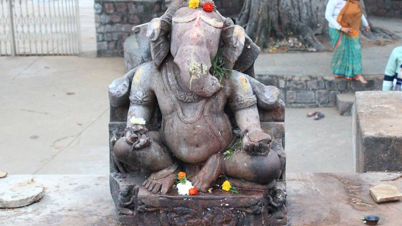 ఖజురహో గణేష ఆలయం, మధ్యప్రదేశ్: మధ్యప్రదేశ్‌లోని ఖజురహోలో గణేష్ ఆలయం కూడా చాలా ప్రసిద్ది చెందింది. ఖజురహోలోని పశ్చిమ దేవాలయాల సమూహంలో ఉన్న ఈ గణేష్ ఆలయం దాని ప్రత్యేకమైన విగ్రహం, వాస్తుశిల్పానికి ప్రసిద్ధి చెందింది. వినాయక చవితి రోజున పర్యాటకులు, భక్తులు ఇద్దరూ ఇక్కడకు భారీ సంఖ్యలో వస్తారు.
