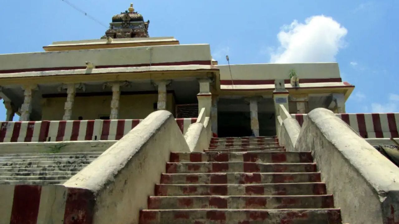 గంధమాదన పర్వతం.. హిమాలయాల్లోని బద్రీనాథ్, మానససరోవర్ మధ్య ఈ పర్వతం ఉందని చెబుతారు. తమిళనాడులోని రామేశ్వరం దగ్గర ఉన్న ఈ పర్వతం నుంచే హనుమంతుడు లంకకు వెళ్లడానికి సముద్రం దాటారని నమ్ముతారు. ఇక్కడ ఒక రాయిపై హనుమంతుడి పాద ముద్రలు కూడా కనిపిస్తాయి. ఈ పర్వతంపై ఆయన ఇప్పటికీ ధ్యానం చేస్తూ ఉంటారని.. అందుకే ఈ ప్రదేశం చాలా శక్తివంతమైనదని అంటారు.