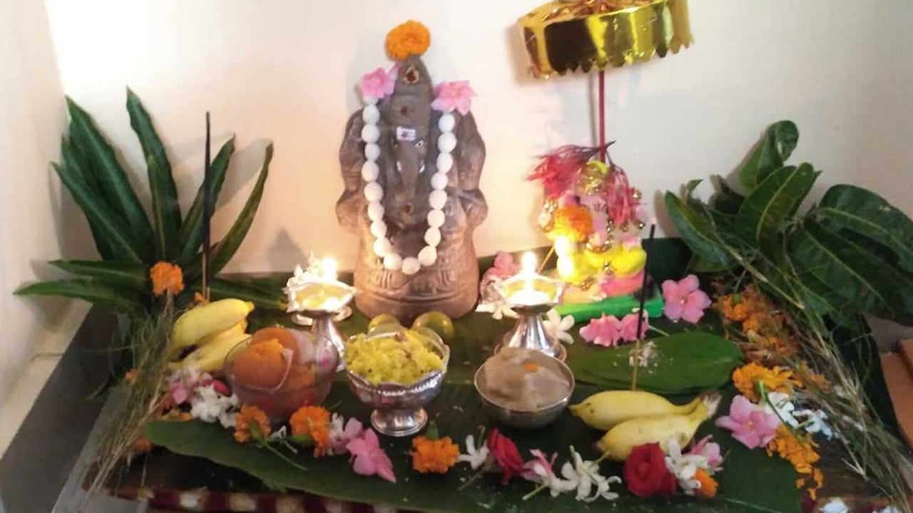 దేశవ్యాప్తంగా వినాయకుడి ఉత్సవాలు ప్రారంభం అయ్యాయి.  పట్నం, పల్లెల్లో ప్రతి వాడలో గణపతి బప్పా మోరియా అంటూ వాడ వాడలు మారిమోగిపోతున్నాయి.  అయితే ఈరోజున కొందరు వాడలు లేదా తమ అపార్ట్ మెంట్‌లో వినాయకుడిని పూజించుకుంటే, మరికొంత మంది మాత్రం తమ ఇంటిలో వినాయకుడి ప్రతిష్టించుకొని పూజ చేస్తుంటారు. అయితే ఇంట్లో గణేశుడి విగ్రహాన్ని పెట్టుకొని పూజ చేసే క్రమంలో అస్సలే కొన్ని పనులు చేయకూడదంట.