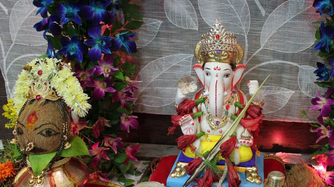 ఇక వినాయకుడి విగ్రహాన్ని ఉత్తర దిశలో పెట్టడం వలన సంపద పెరుగుతుందంట. అలాగే పడమర దిశలో పెట్టడం వలన జీవితం నిలకడగా సాగుతుందని చెబుతున్నారు పండితులు. అయితే విగ్రహం పెట్టే సమయంలో తప్పక కొన్ని సూచనలు మాత్రం గుర్తుంచుకోవాలంట.