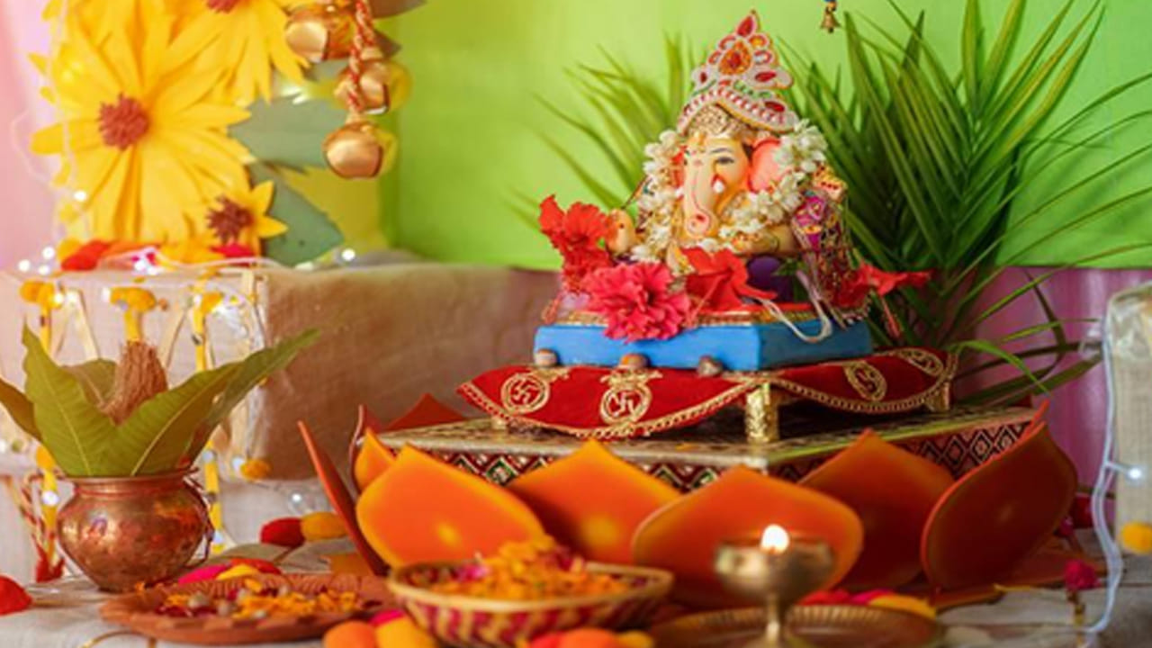 అందులో ఒకటి వినాయకుడి విగ్రహాన్ని ఇంటిలో పెట్టుకునే సమయంలో,  వి గ్రహం ఎప్పుడూ తూర్పు లేదా, ఉత్తరం వైపు మాత్రమే చూడాలంట. ఎట్టి పరిస్థితుల్లో దక్షిణం వైపు చూడకూడదు. ఇలా చూసేలా పెట్టడం వలన చాలా సమస్యలు వస్తాయంట.