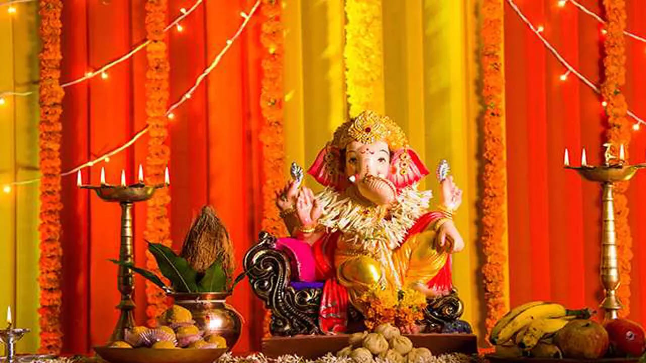 జ్యోతిష్య శాస్త్రంలో వాస్తు శాస్త్రం కూడా చాలా ప్రత్యేకమైనది. అయితే వినాయక చవితి రోజున ఇంటిలో గణేష్ విగ్రహం పెట్టుకునేముందు తప్పకుండా వాస్తు నియమాలు పాటించాలంట. ఇంటిలో నెగిటివ్ ఎనర్జీ తొలిగిపోయి, ఆనందంగా జీవించాలి అంటే తప్పక వాస్తు టిప్స్ పాటించాలి. లేకపోతే మానసిక ఒత్తి, ఆర్థిక ఇబ్బందులు పెరిగే ఛాన్స్ ఉంటుందంట.