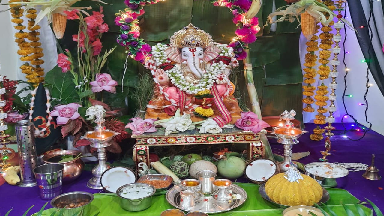Ganesh Chaturthi 2025: ఇంట్లో వినాయకుడి విగ్రహం పెట్టుకుంటున్నారా..? అయితే, ముందుగా ఈ వాస్తు నియమాలు తెలుసుకోండి..