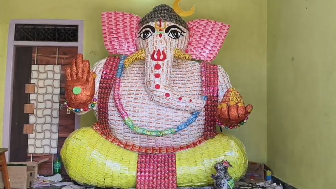 Watch Video: సబ్బులు, షాంపూ ప్యాకెట్లతో వినాయకుడి విగ్రహం.. ఆసక్తిగా తిలకిస్తున్న భక్తులు! – Telugu News | Anantapur Youth Crafts Eco Friendly Ganesha Idol from Soap and Shampoo Packets