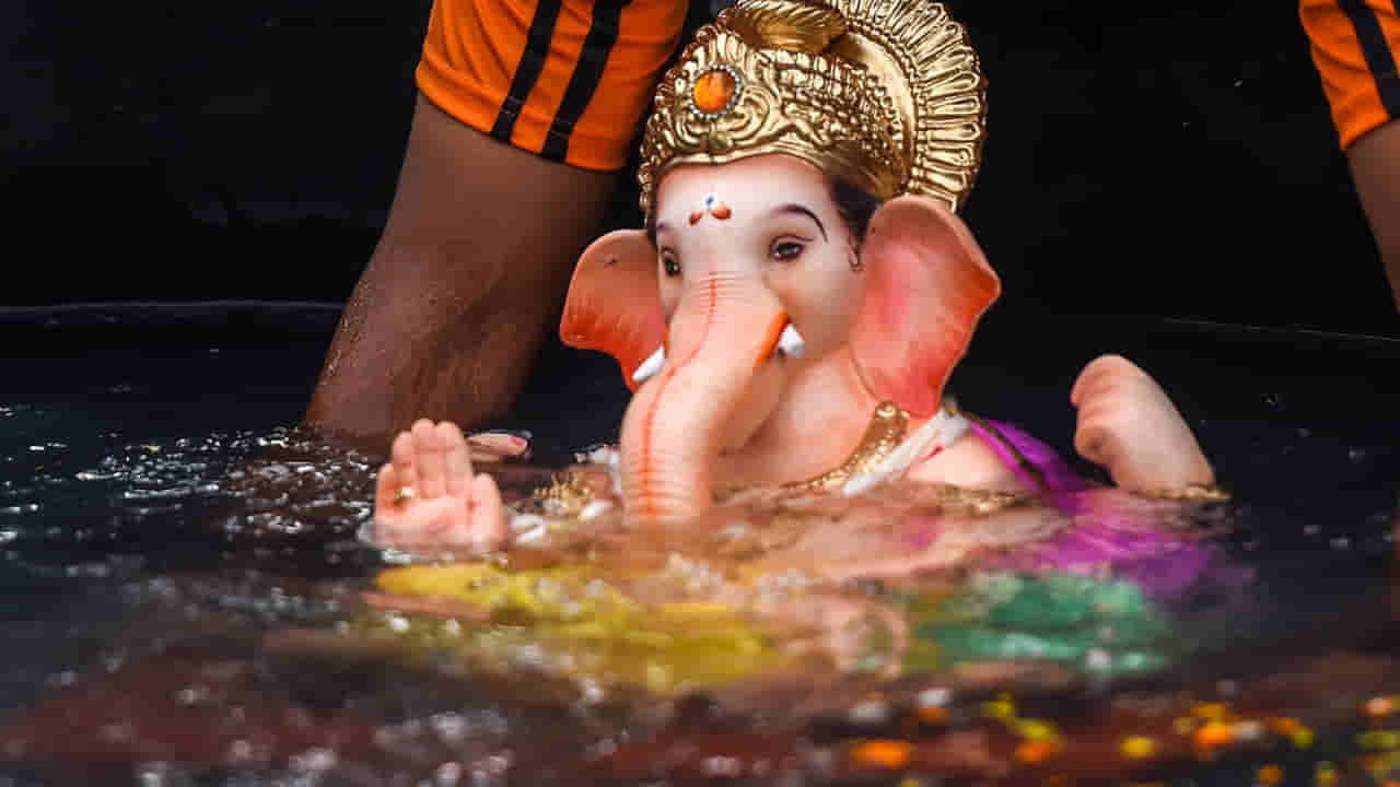 Hyderabad: గణపతి విగ్రహంతో పాటు రూ.5 లక్షల విలువైన బంగారం నిమజ్జనం.. కట్ చేస్తే..