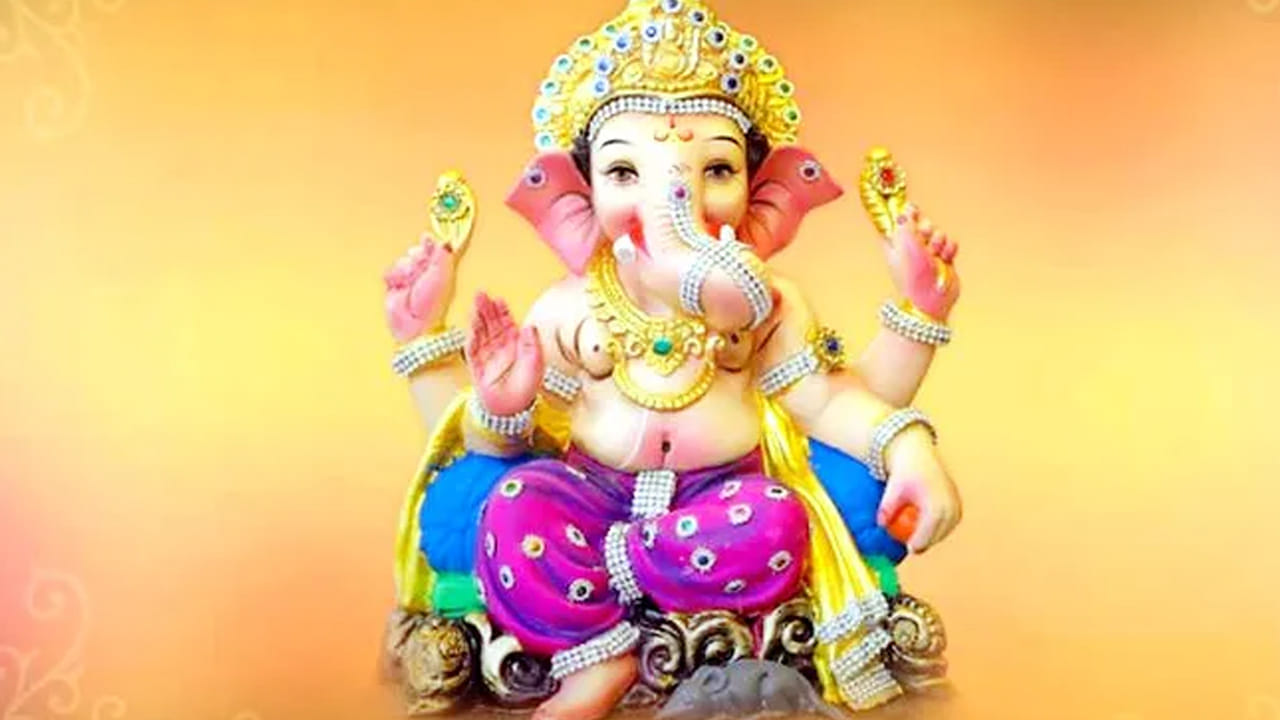 ఇక మనం చాలా వరకు చూసే గణపతి విగ్రహాలు ఎడమ వైపున తొండం ఉన్నవే ఉంటాయి. ఇటువంటి విగ్రహాలు చాలా ప్రశాంతంగా, సంపన్నంగా ఉండటమే కాకుండా శాంతి, సౌఖ్యం, సంపదను సూచిస్తాయంట.ముఖ్యంగా ఈ వైపు తొండం ఉన్న విగ్రహాలను చంద్రుడితో పోలుస్తారు. ఎందుకంటే? ఎడమ వైపు ఉన్న విగ్రహాలకు చంద్రుడి లక్షణాలు ప్రశాంతత, చల్లదనం, సానుకూలం వంటివి ఉండటం వలన చాలా వరకు ఈ విగ్రహాలను పూజించడం మంచిదంట. 