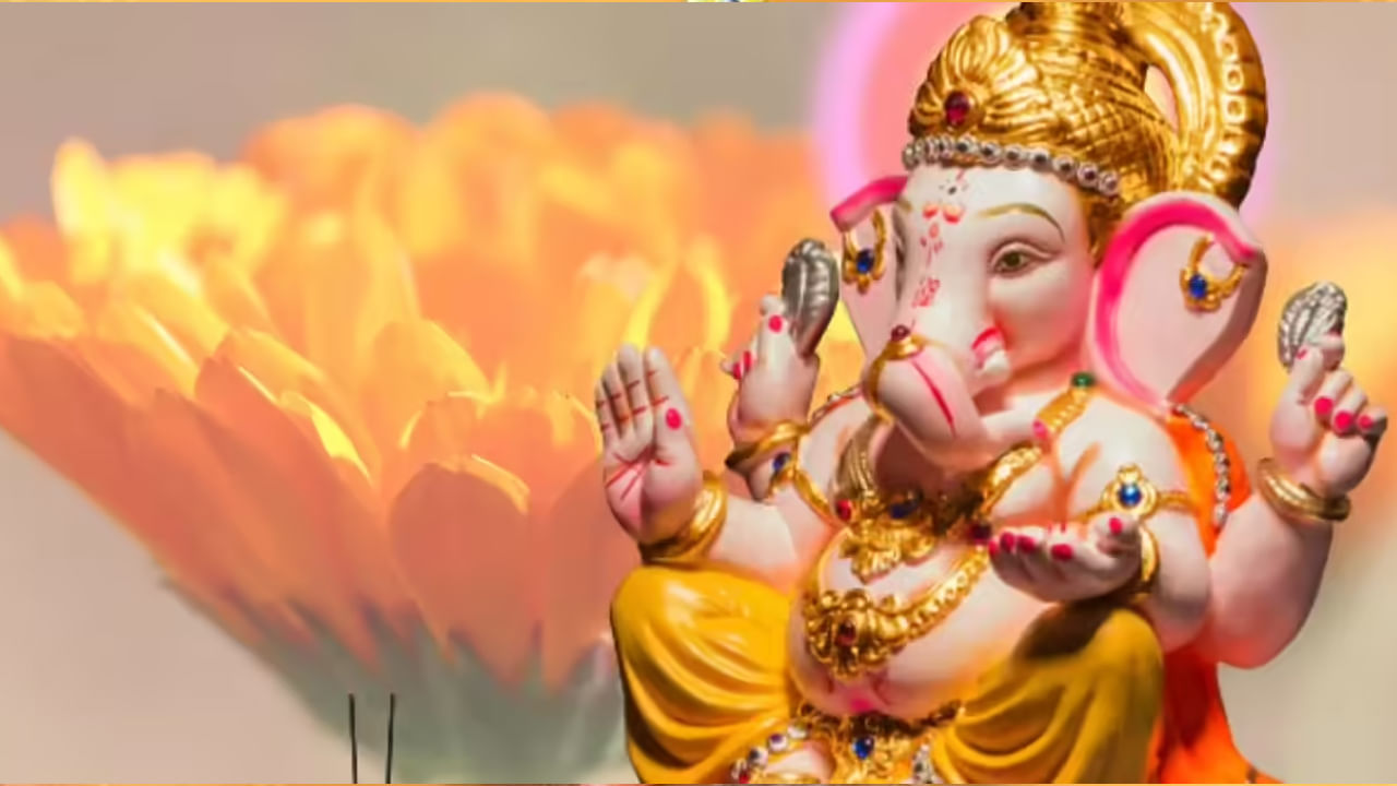 హిందూ పురాణాల ప్రకారం కుడి వైపుకు తొండం ఉన్న వినాయకుడి విగ్రహాన్ని దక్షిణాభిముఖి గణేశుడు అంటారంట. ఇలా ఉన్న వినాయకుడి విగ్రహం చాలా శక్తివంతమైనదంట. ఇలాంటి విగ్రహాన్ని చాలా పూజించడానికి చాలా నియమ నిబంధనలు ఉంటాయంట. దేవాలయల్లో ఉండే నియమాలతో పూజలు నిర్వహించాలంట. గణేశుడి విడ్రహం తొండం కుడివైపున ఉంటే కఠినపైన ఆరాధన నియమాలు పాటించాలని చెబుతున్నారు పండితులు.