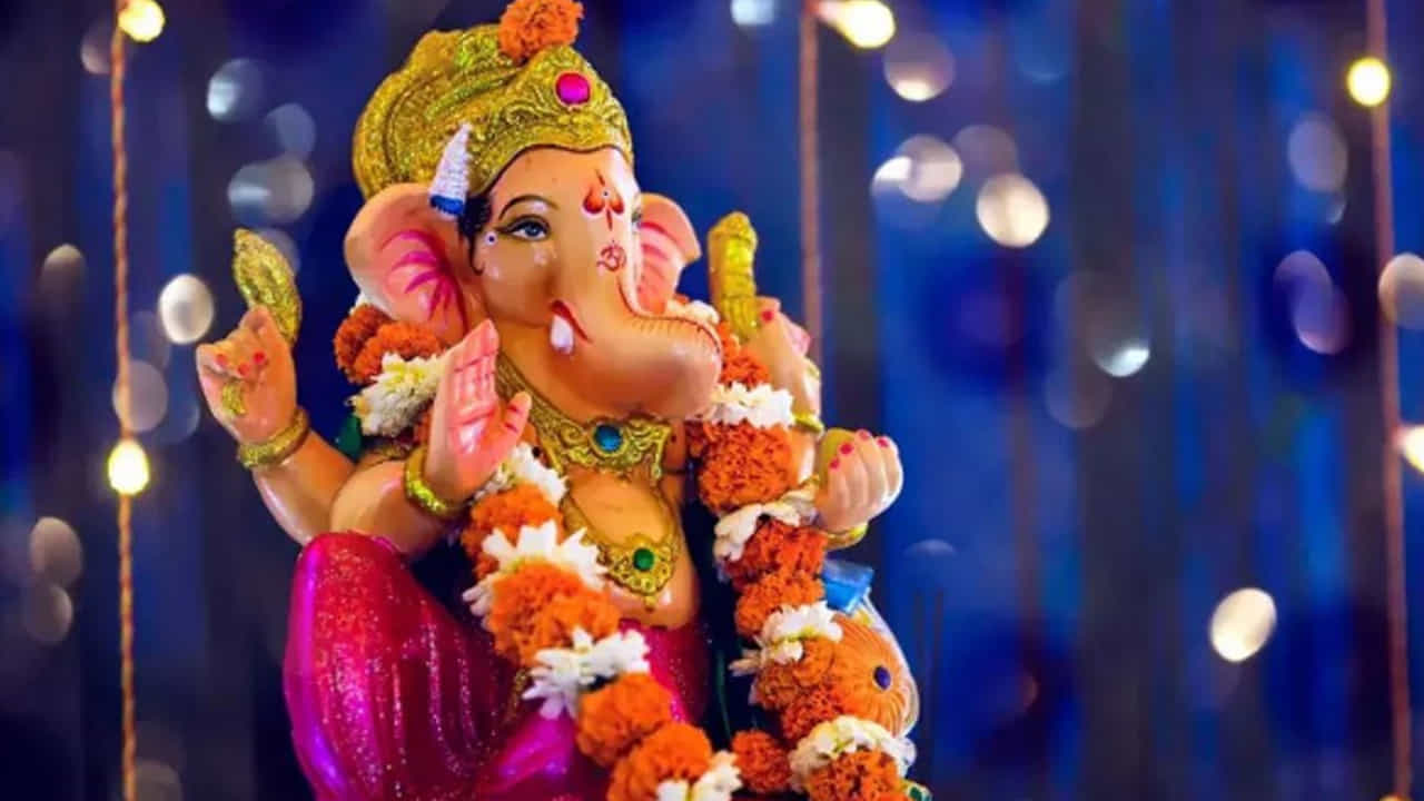 ఇక కొన్ని విగ్రహాలకు పైకి, కిందికి, ఎదురుగా కూడా ఉంటాయి. అయితే వినాయకుడి విగ్రహం పైకి తొండం ఉంటే అది మంచి జ్ఞానాన్ని పొందడానికి చిహ్నంఅంట. దీని వలన భక్తులు ఉన్నతమైన జ్ఞానాన్ని పొందడమే కాకుండా, ఆనందకరమైన జీవితాన్ని పొందడానికి ఈ రకమైన విగ్రహాలను పూజిస్తారంట. ఇక కిందికి తొండం ఉన్న విగ్రహాలు విజయాన్ని ప్రసాదించడమే కాకుండా కోరిన కోర్కెలు నెరవేరుస్తాయని చెబుతున్నారు పండితులు.