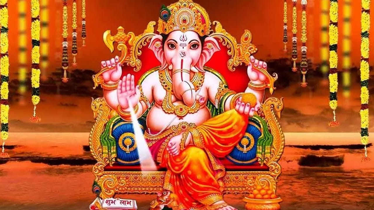 ఇక పండగ రాబోతుంది అంటే చాలు ప్రతి ఒక్కరూ ఎలాంటి డిజైన్‌తో మండపం వేయాలి. అన్నదానం, చందాలు వసూలు చేయడం, ఎంత పెద్ద లడ్డూ కొనుగోలు చేయాలని లెక్కలు వేసుకుంటారు. ముఖ్యంగా గణపయ్య చేతిలో పెట్టే లడ్డూ గురించి ఎన్నో జాగ్రత్తలు తీసుకుంటారు. ఎందుకంటే దీనికి ప్రత్యేక స్థానం ఉంటుంది.  అయితే ఇలా గణపయ్యకు నైవేద్యంగా లడ్డూ ప్రసాదమే పెట్టడం వెనుక ఓ కథ ఉన్నదంట. అద ఏంటో ఇప్పుడు మనం తెలుసుకుందాం.