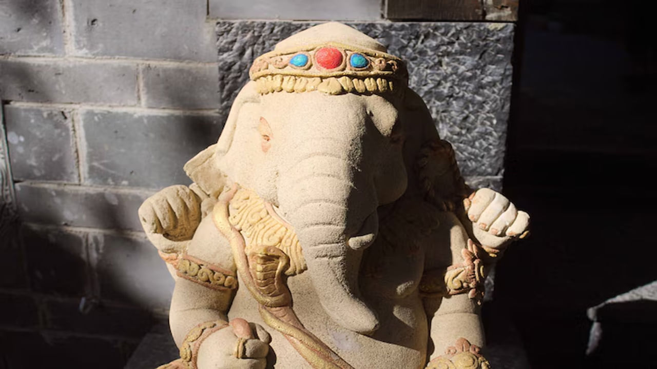 
చైనాలో గణేశుడు: డ్రాగన్ కంట్రీలోని కొన్ని ప్రాంతాలలో గణేశుడిని సంపద, శ్రేయస్సుకు చిహ్నంగా పూజిస్తారు. తరచుగా స్థానిక ఆచారాలలో గణపతిని పుజిస్తారు. 
