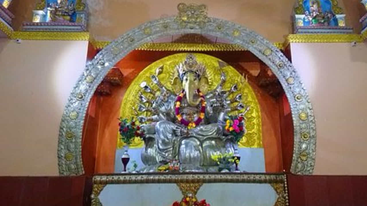 టిబెట్‌లో గణేశుడు: ఈ దేశంలో గణేశుడు వివిధ రూపాల్లో కనిపిస్తాడు, తరచుగా రక్షక దేవతగా. అతను టిబెటన్ బౌద్ధమతంలో వినాయకుడిగా కలిసిపోయాడు. 
