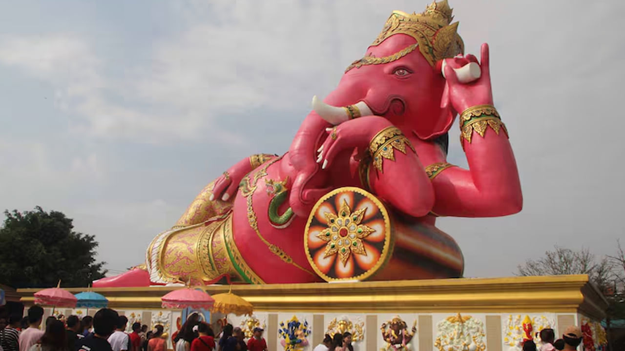 
థాయిలాండ్‌లో గణేశుడు: ఈ దేశంలో వినాయకుడిని ఫ్రా ఫికనెట్ అంటారు. ఆయనను అదృష్టం, విజయన్ని ఇచ్చే దైవంగా గౌరవిస్తారు, దేశవ్యాప్తంగా ఆయనకు ఆలయాలు అంకితం చేయబడ్డాయి. 
